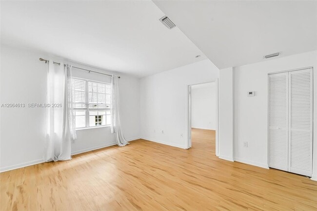 Photo - 1051 Meridian Ave Unidad 1D