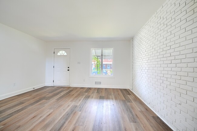 Photo - 2204 Redthorn Rd