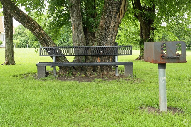 Photo - Woodley Oaks Apartments