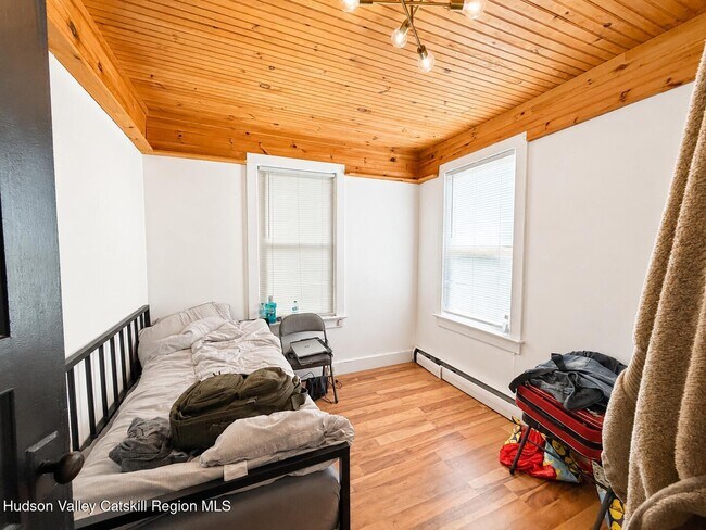 Photo - 7714 Main St