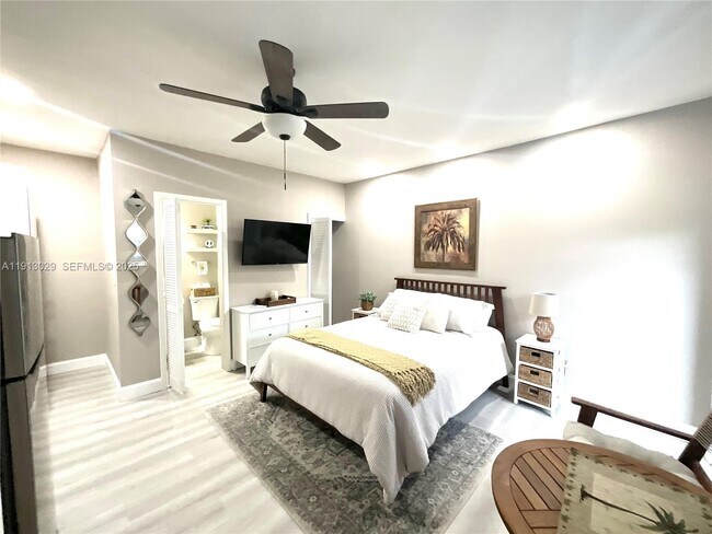 Building Photo - 8638 SW 50th St Unit 1