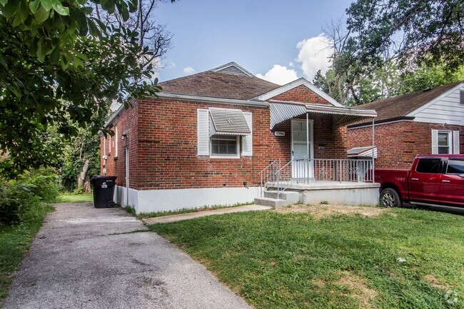 Building Photo - Brick Bungalow Available Now! Rental