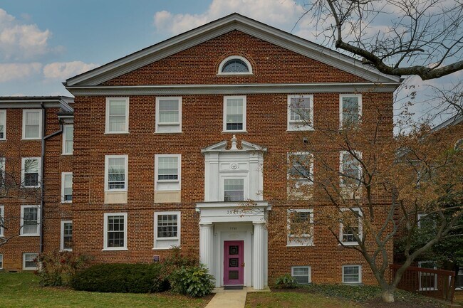 Building Photo - Updated 1BR in Iconic McLean Gardens is the Urban Retreat You've Been Looking For!