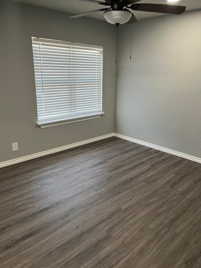 Photo - 121 G St