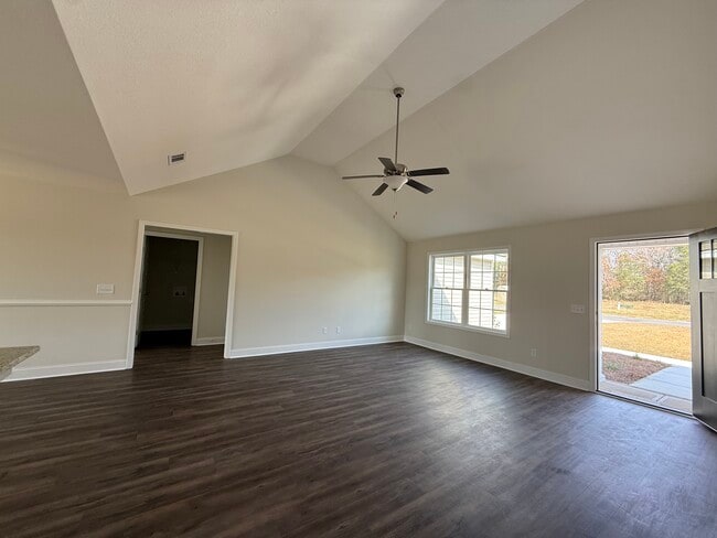 Photo - 638 Belfast Loop