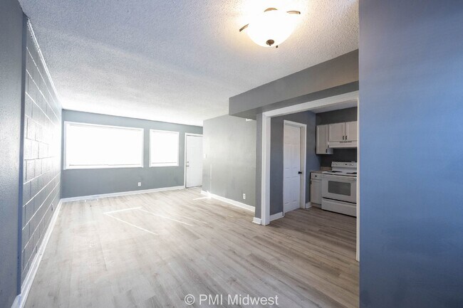 Photo - "Charming 2-Bedroom Retreat in Indianapolis – Cozy 900 Sq Ft Living!"