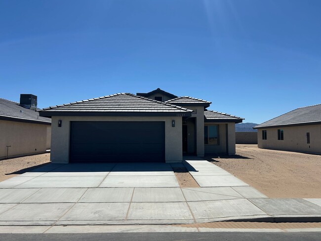 BRAND NEW! - BRAND NEW! Casa