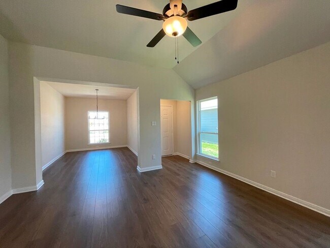 Photo - 3050 Dade Loop