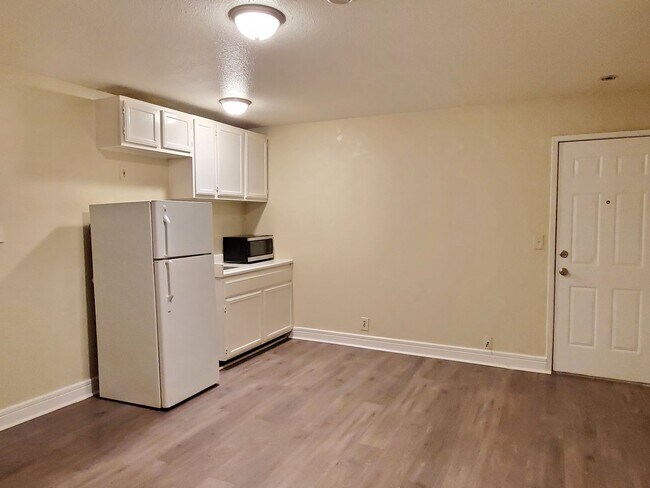 Photo - Spacious Downstairs Studio, Fresh Paint, Wood Laminated Flooring, Utilities Included! Unidad 03