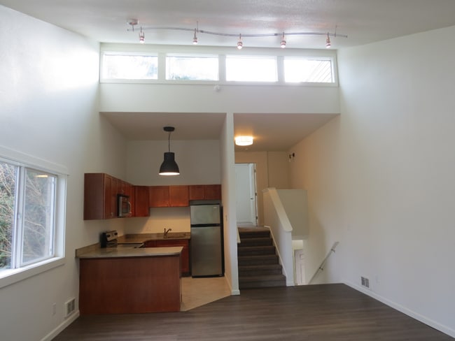 Building Photo - Charming 2bed/2bath Townhome Style Unit A11