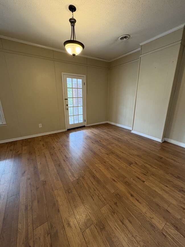 living rooml - 664 W 2nd St