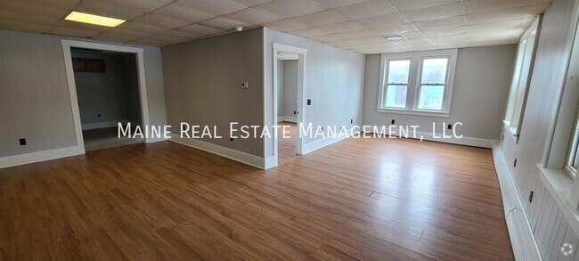 Building Photo - 23 Newport Rd Unit 3 Rental