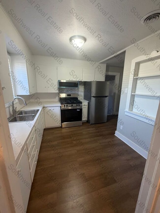 Photo - 200 E 12th St