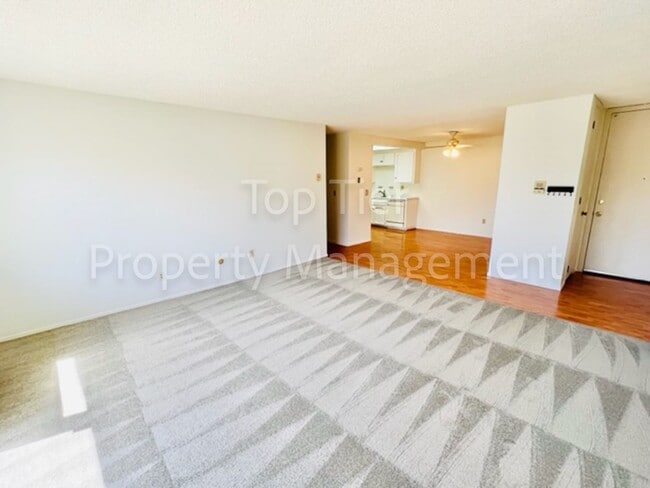 Photo - Very nice 2 Bd/2 Ba, 1180sf end-unit Condominium unit in University Heights available 08/01 for l... Unidad 407