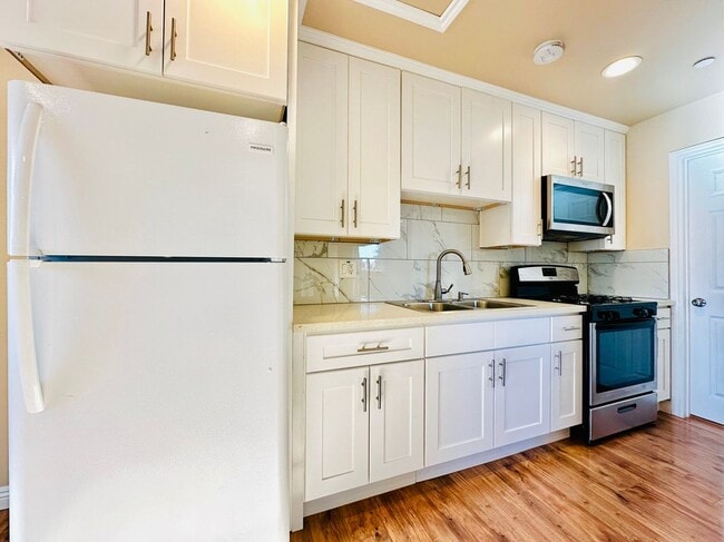 Photo - 17134 Saticoy St