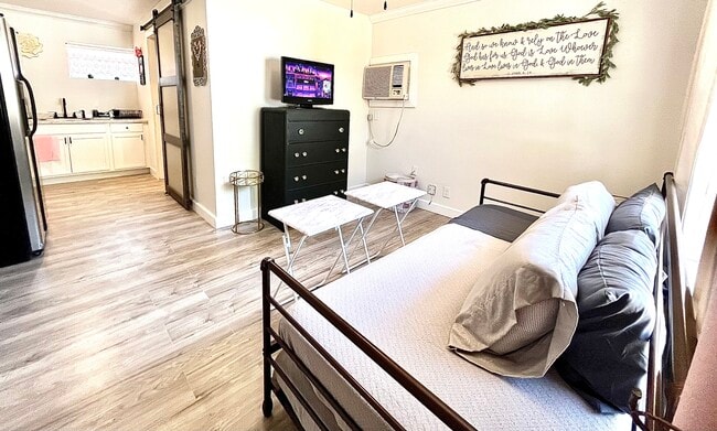 Photo - 7819 Glider Ave Unidad 1