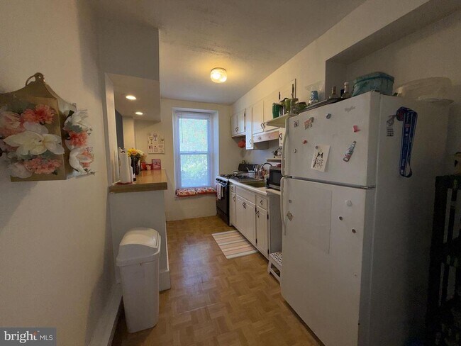 Building Photo - 4446 Fleming St Unit 2F