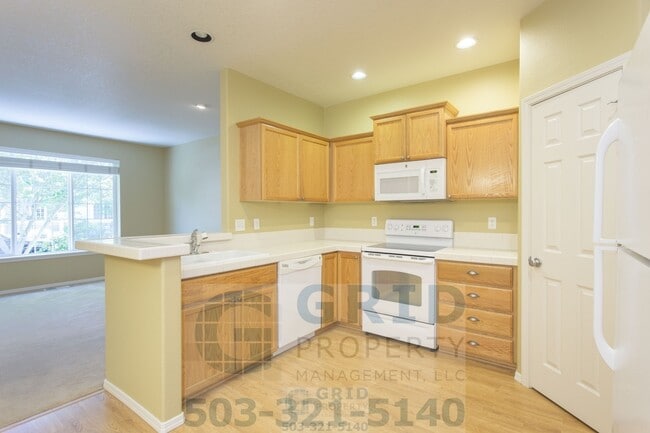Photo - Spacious 3 Bedroom, 2.5 Bath Townhome Available in Hillsboro - 2 Car Garage!