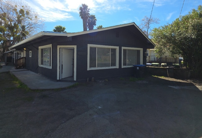 Building Photo - 13451 Lakeshore Dr Unit 13451 Lakeshore Dr #C