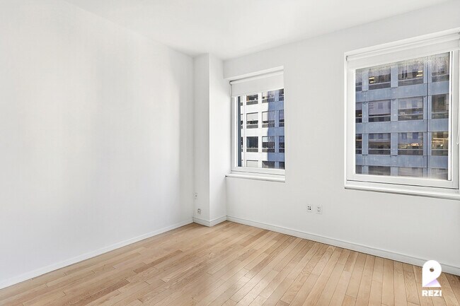 Photo - 70 W 45th St