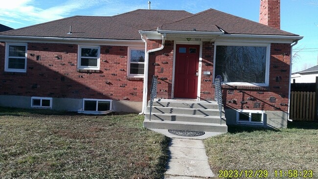 Building Photo - Large SE Boise home