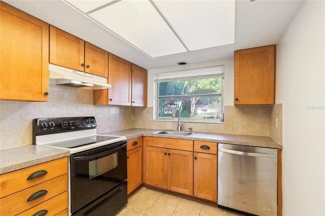 Photo - 1248 Lazy Lake Rd W