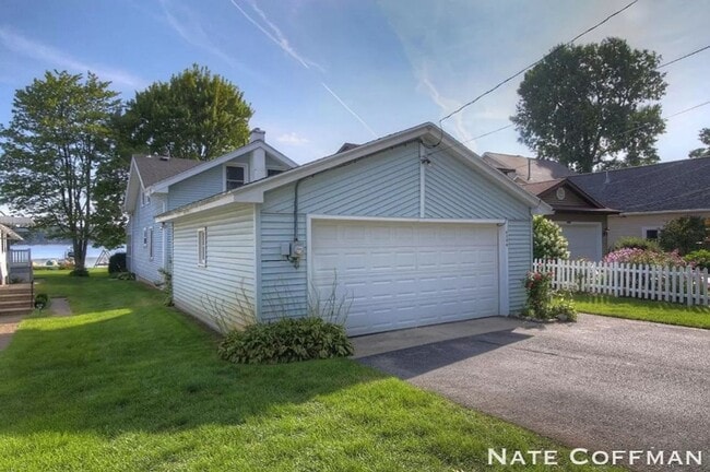 Photo - Lakefront 4 bed 2 bath home