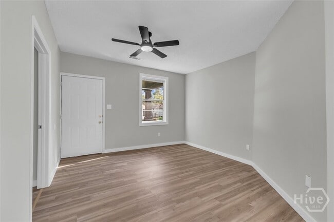 Photo - 832 W 44th St