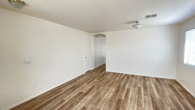 Photo - Charming 3 bedroom in Tolleson, new paint and flooring!!