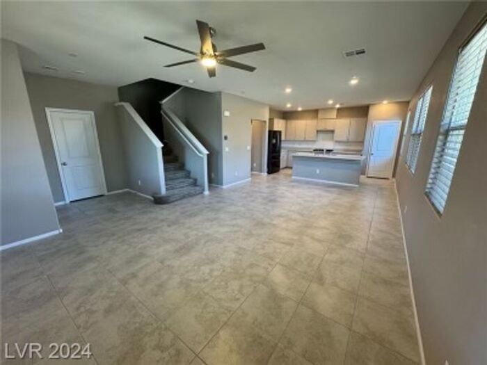 Modern 3-Bedroom Townhome with Open Living & Prime Henderson Location - Modern 3-Bedroom Townhome with Open Living & Prime Henderson Location