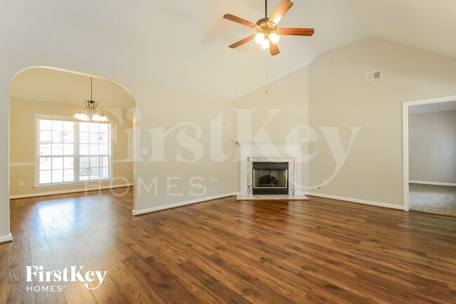 Photo - 237 Silverstone Ln