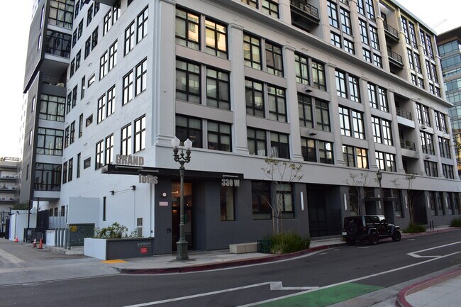 Photo - 330 W 11th St Unidad #308