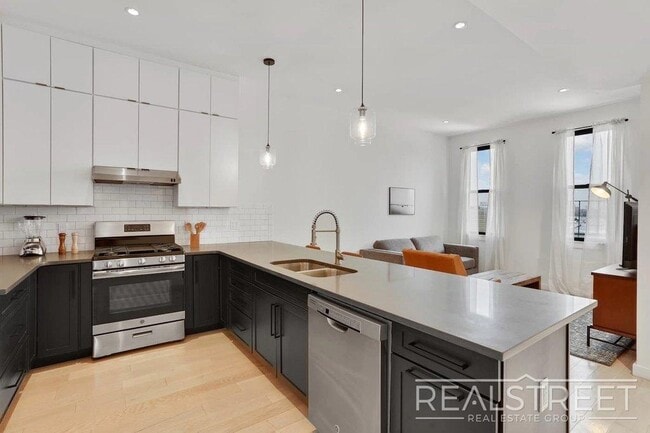 Building Photo - Spacious Bushwick 6BR with Open Kitchen, Laundry & Roof Deck