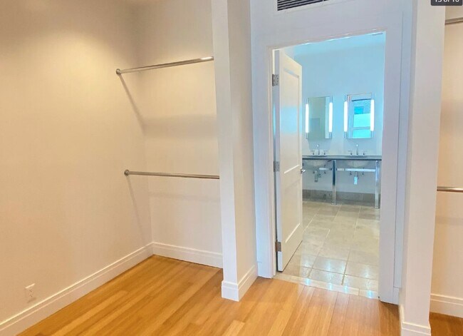 Master Closet - 735 Forest Ave