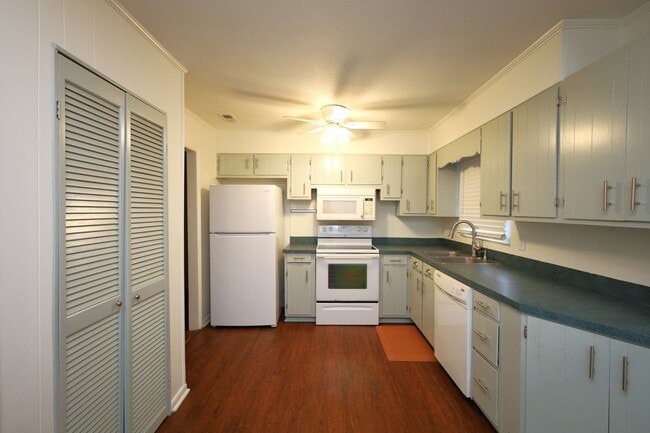 Photo - 608 S College St