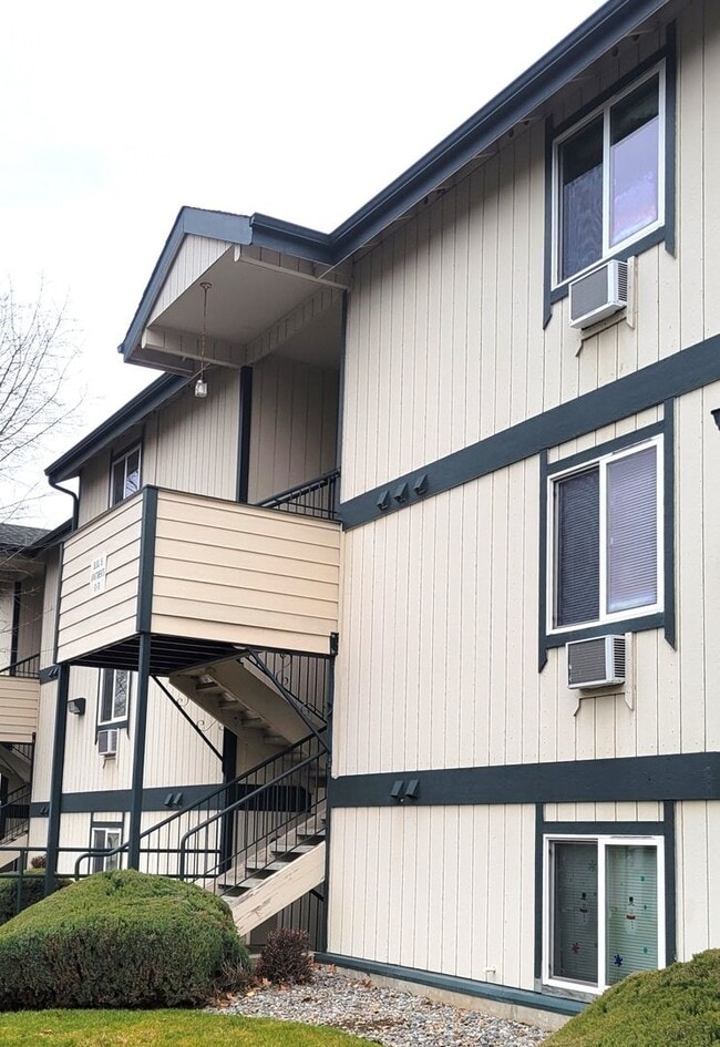 Middle (2nd) floor 660 sq ft 1-bedroom wit... - Middle (2nd) floor 660 sq ft 1-bedroom wit... Apartment Unit 112