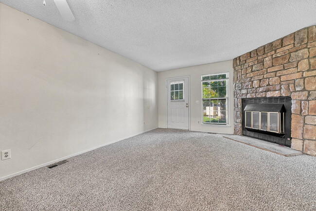 Photo - $1,465 - 2 Bed 1 Bath Townhome in Aurora w... Unit E