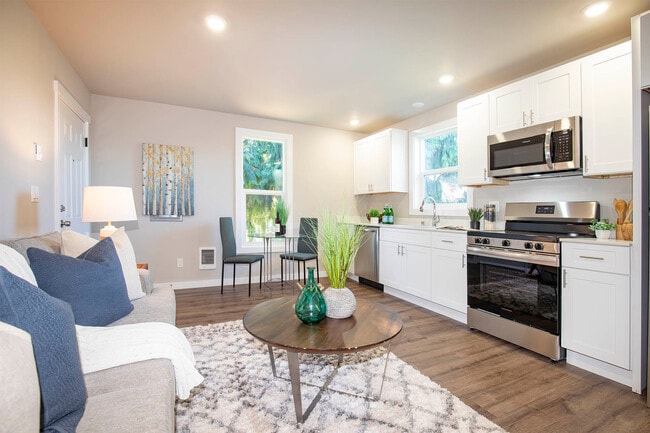 Building Photo - 705 4th Ave SW Unit 3