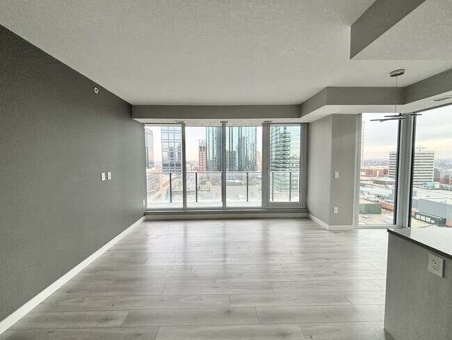 Photo - 10180-10103 103 St NW