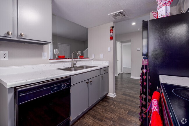 2BR, 2BA - 1,032SF - Kitchen