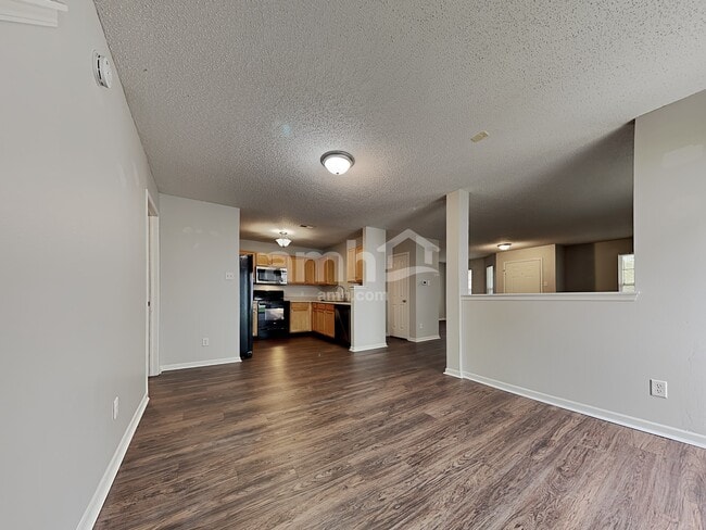 Photo - 826 Colonial Way