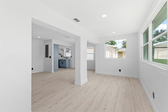 Photo - 715 40th Ave NE