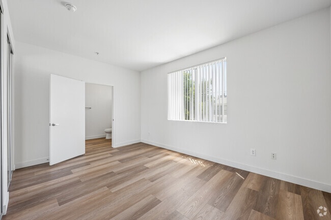 2BR, 2BA - 1040SF - Primary Bedroom