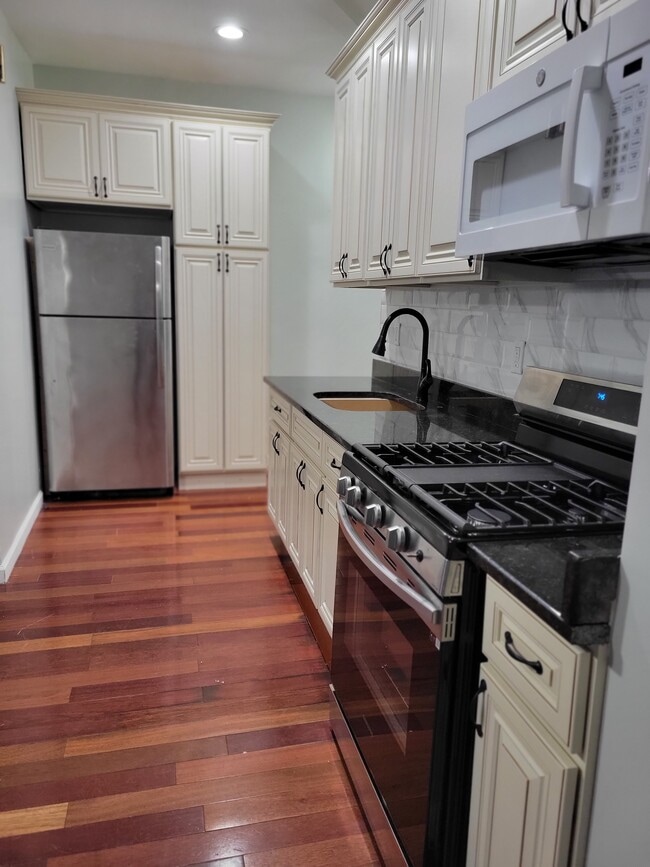 Kitchen - 8536 102nd St Unit 1