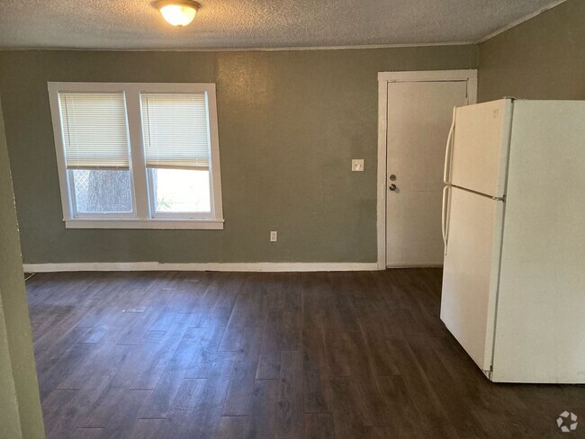 Building Photo - 5/2 Available Now Tampa Rental