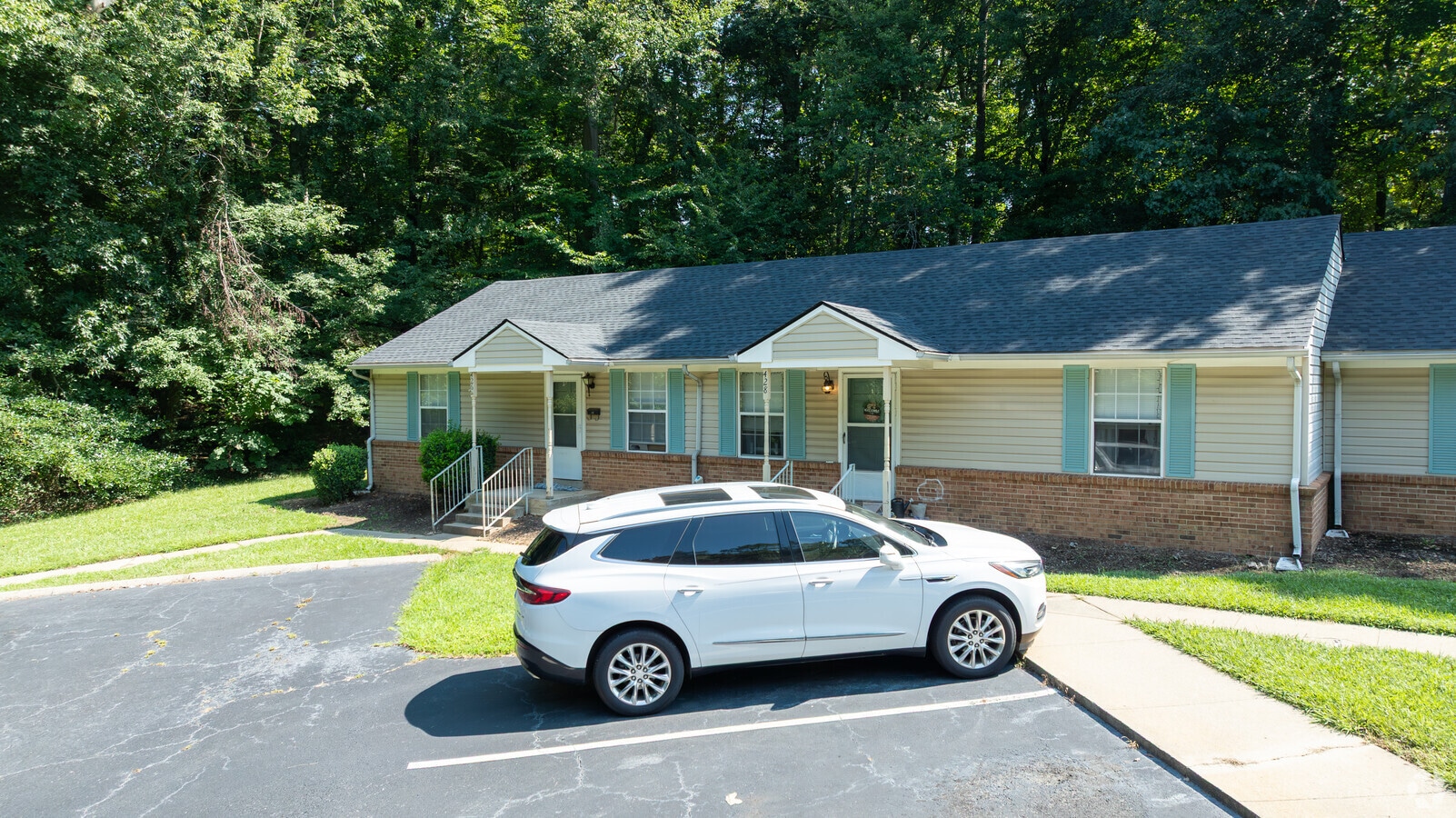 Photo - Hillside Apartments