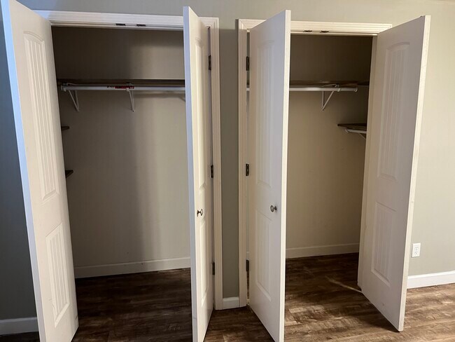 Photo - Twelve Oak Apartments Unit 100