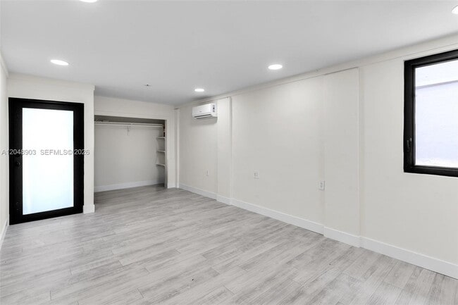 Building Photo - 725 SW 1st Ave Unit 1