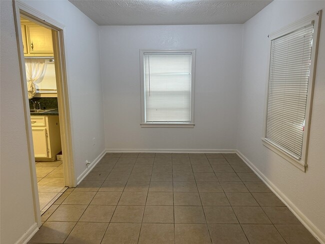 Photo - 1420 Harrop Ave