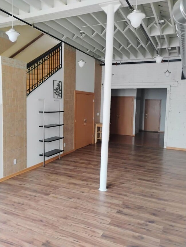 Building Photo - 1 BEDROOM 1.5 BATH IN DOWNTOWN CHAMPAIGN Rental